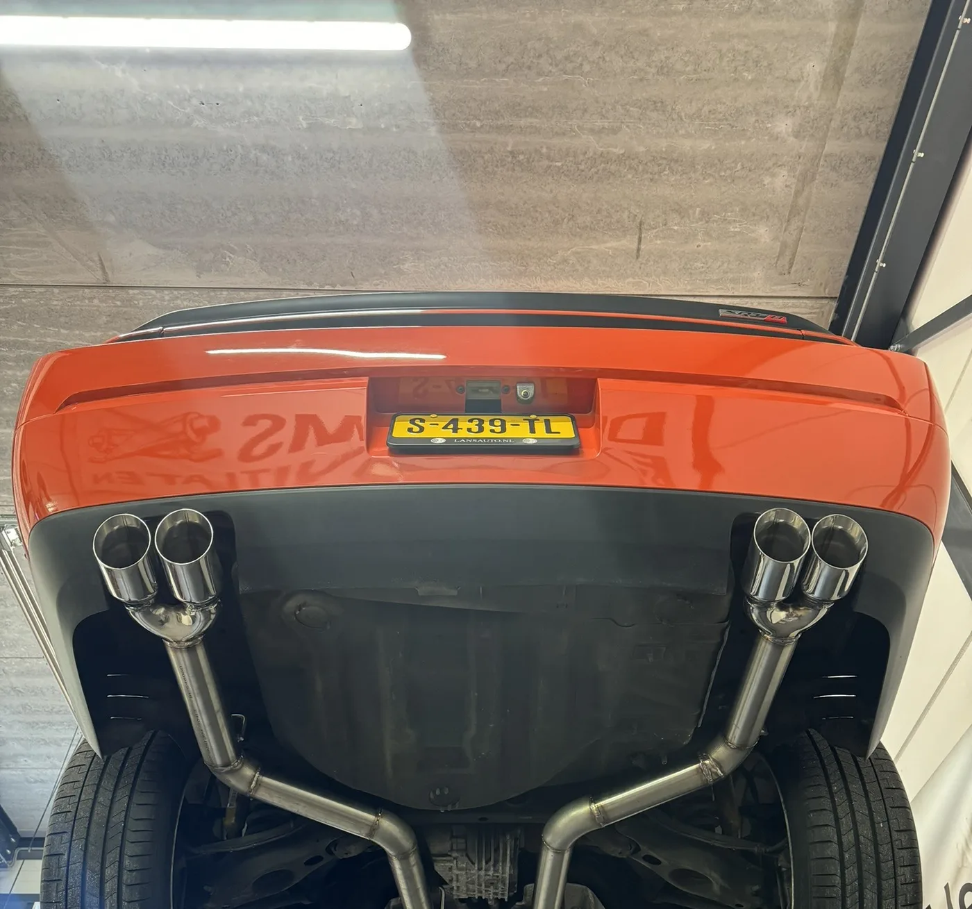 Dodge Challenger RVS uitlaat op maat met Magnaflow dempers